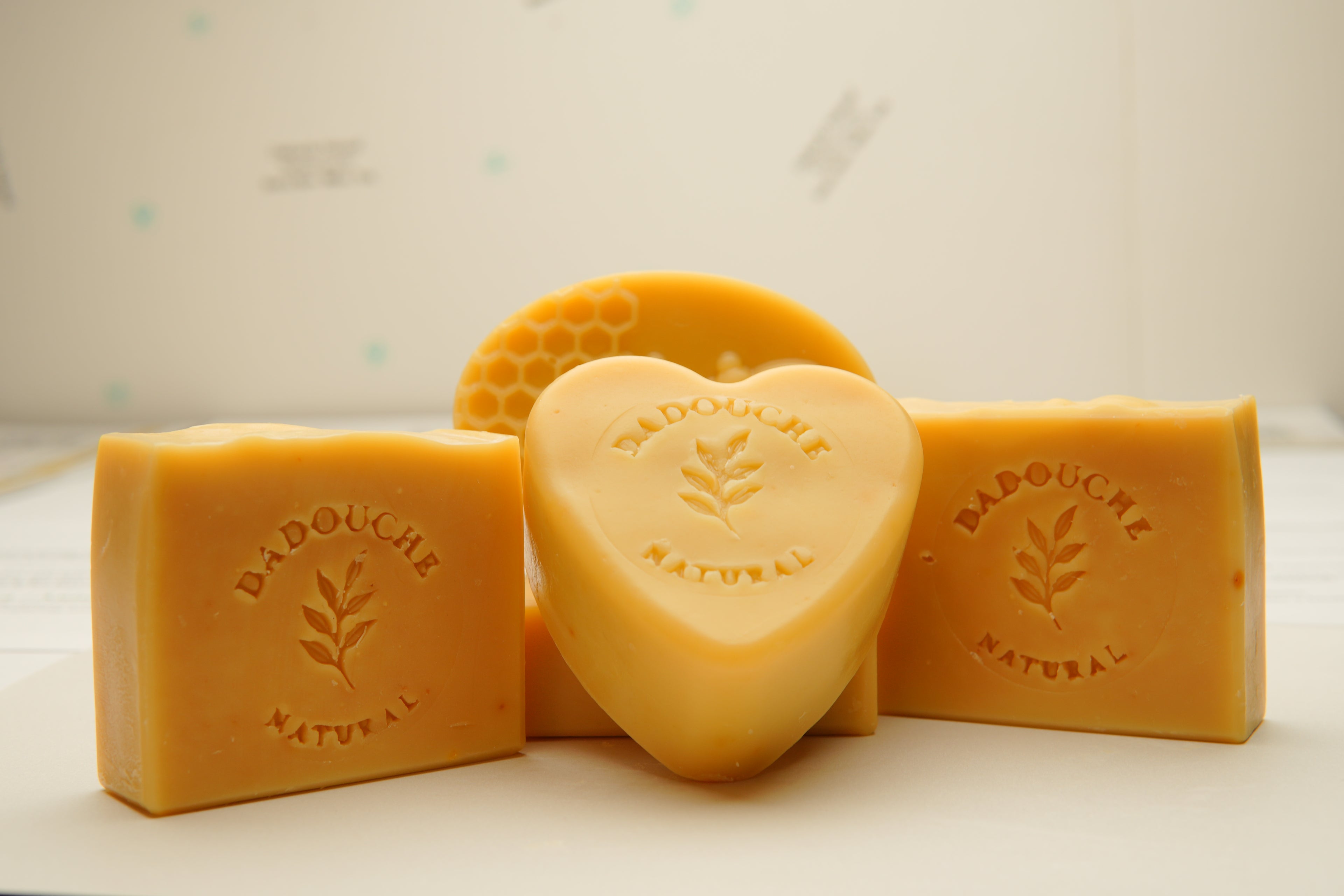 Éclat Doré – Turmeric, Carrot & Honey Signature Soap