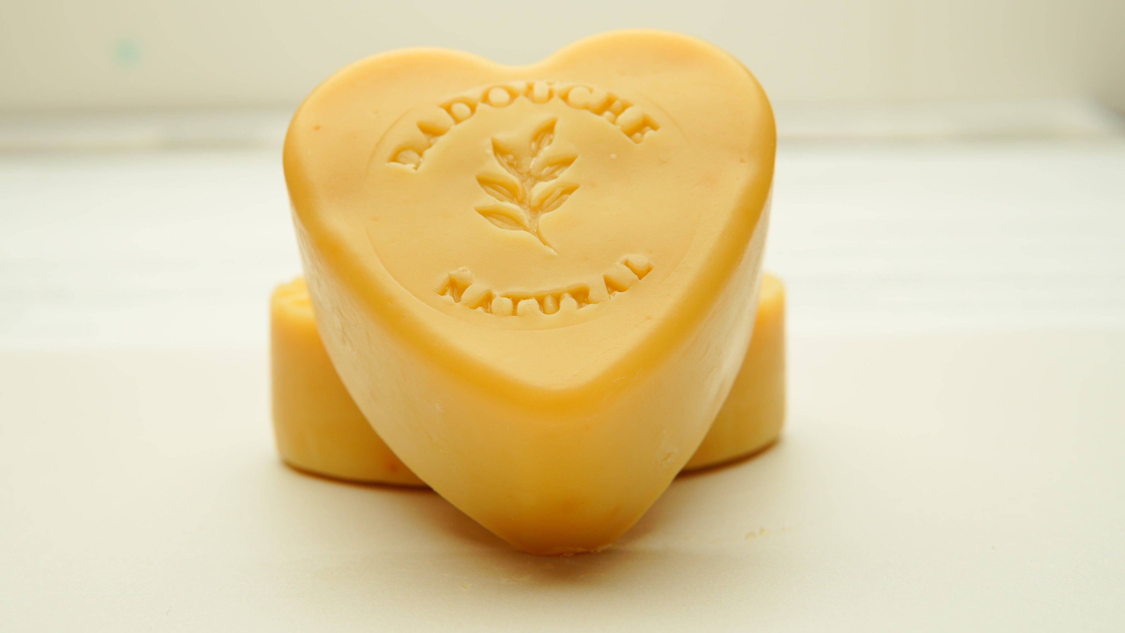 Éclat Doré – Turmeric, Carrot & Honey Signature Soap