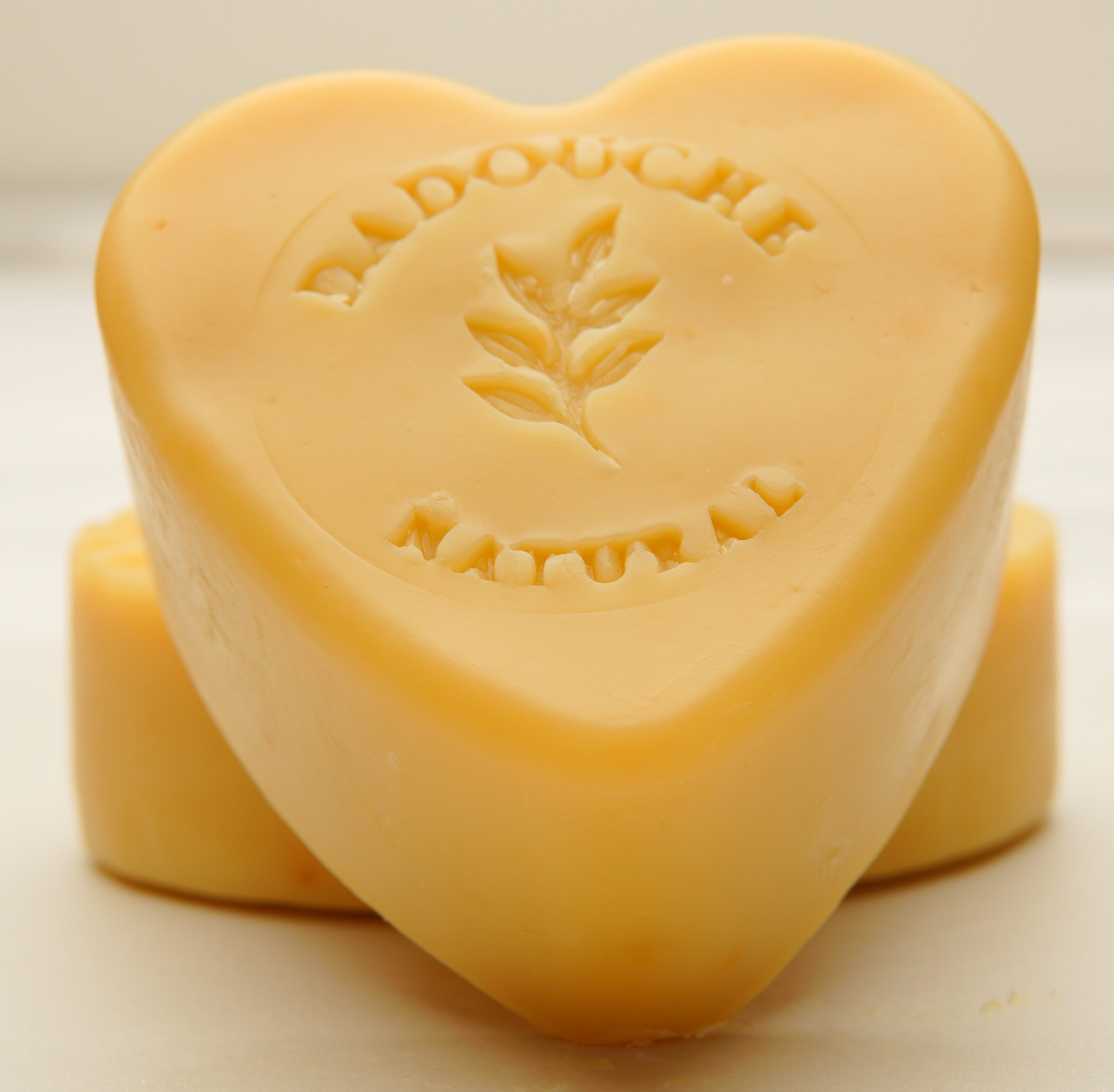 Éclat Doré – Turmeric, Carrot & Honey Signature Soap
